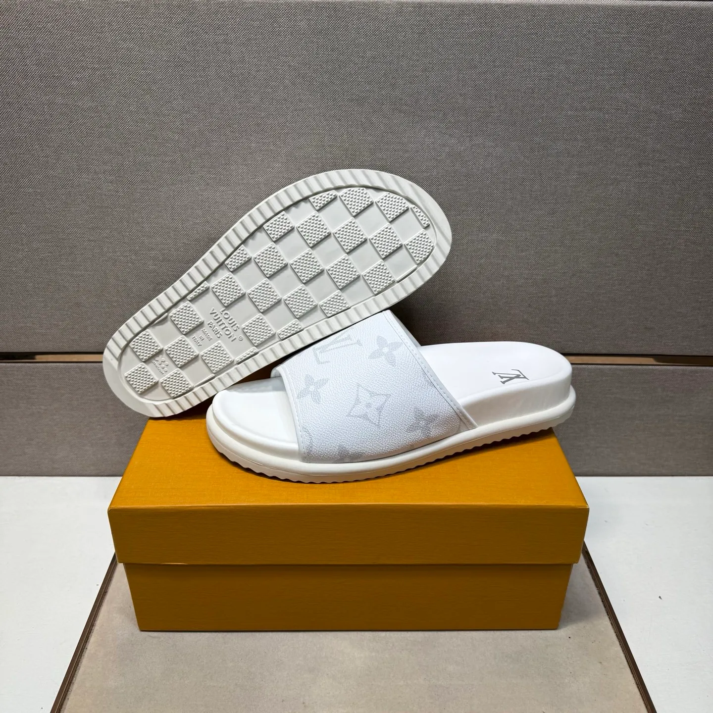⬛️Men's shoes 💰p320 [LV～] Men's casual slippers 2025z cabinet sales simultaneously 🔶Size: 38-44 #️⃣ 🔷3 colors🔜The upper is made of multi-material splicing ➕Genuine leather lining, comfortable and breathable, sole: original comfortable and wear-resistant outsole, ⚠️real thing📱photographed🎬real thing is better📢📢📢